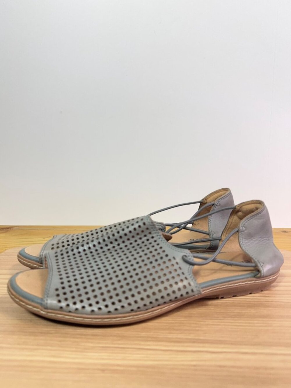 Earth Shelly Light Blue Gray Leather Perforated Comfort Sandals Size 8.5B
